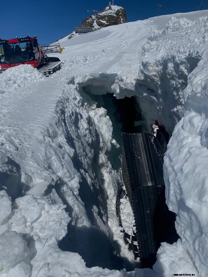 Piste Basher falder i en sprække | Billeder fra Zermatt Emerge