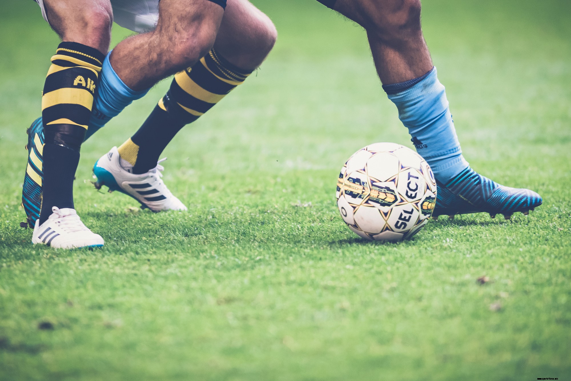 Soccer skills training [Turning while receiving]