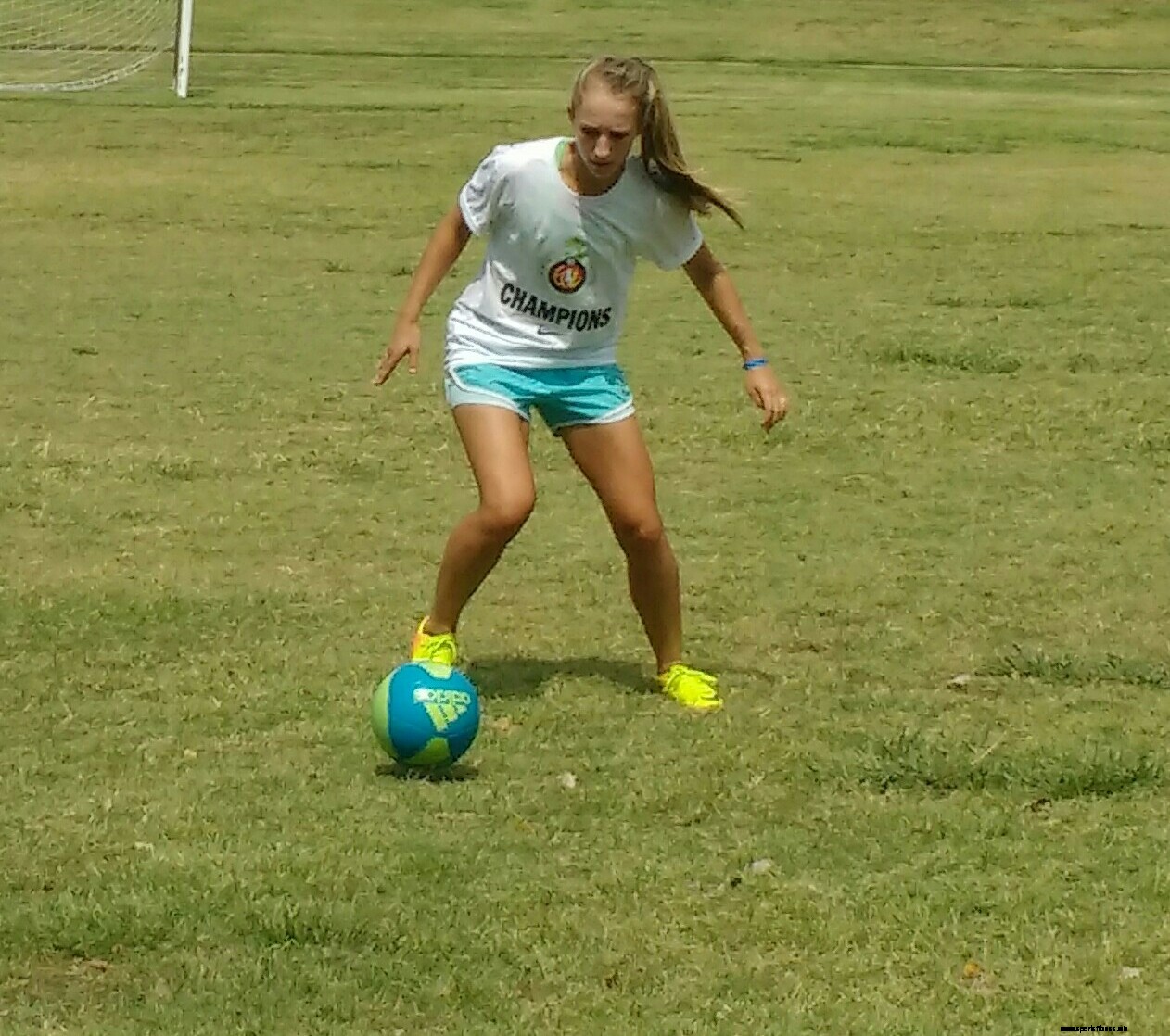 Soccer skills training [Turning while receiving]