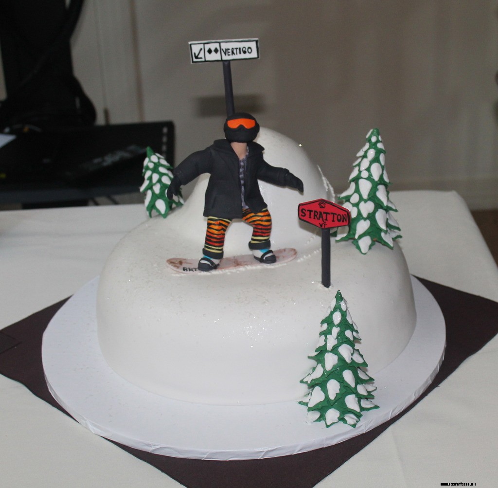 23 Snowboard Cakes Perfect For Those Who Eat, Drink, And Sleep Snowboarding