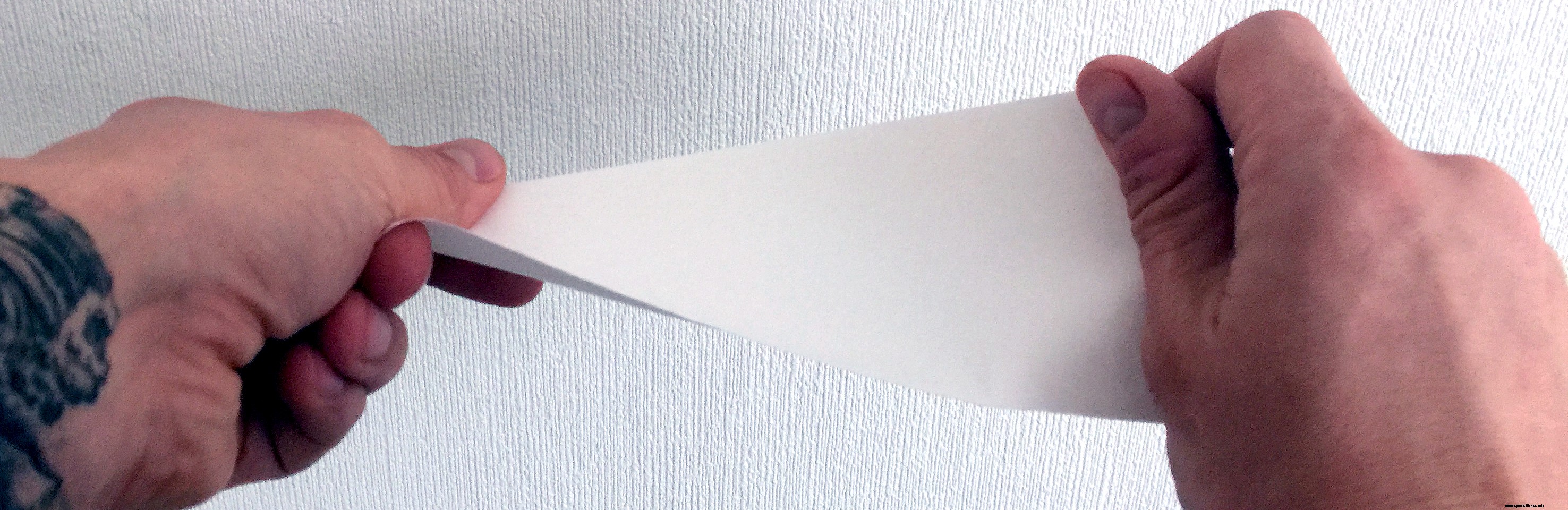 Stand on the snowboard, the location of the bindings