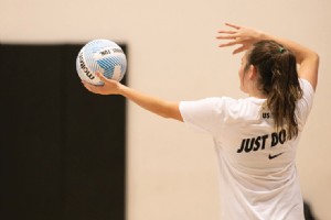 Волейболна тренировка за сервиране за увеличаване на точността на сервиране 