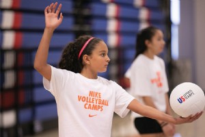 Volleybollserveringsråd av Spalding University Head Volleybolltränare Cheneta Robinson 