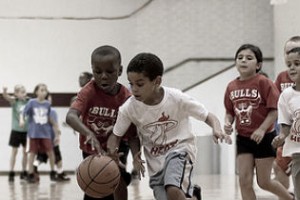 Pitäisikö nuorisourheilijoiden erikoistua koripalloon? 