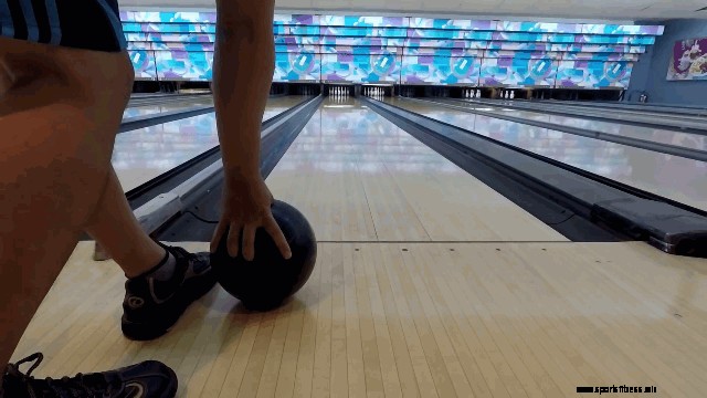 Roll die Bowlingkugel