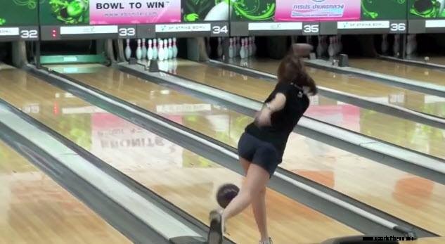 La fille de bowling a de grandes mains non ? ( 4)