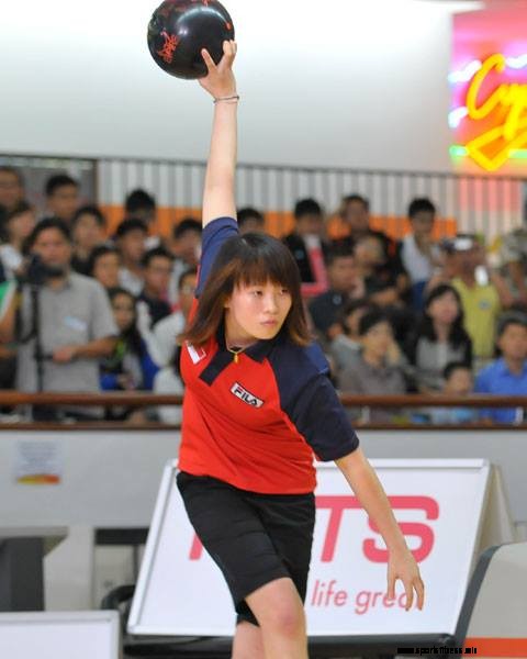 La fille de bowling a de grandes mains non ? ( 6)