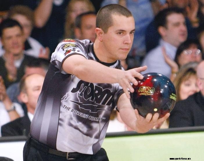 La tête et le pied sont sur la boule de bowling