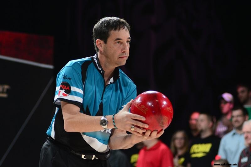 Testa e birilli sulla palla da bowlingParker Bohn III