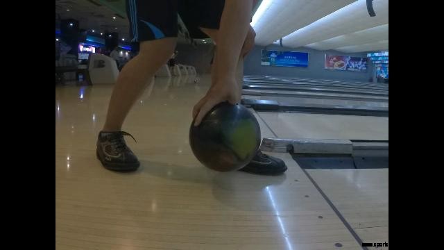 vista laterale posteriore piegata con polso da bowling