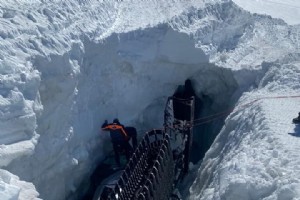 Piste Basher spada w szczelinie | Zdjęcia z Zermatt Emerge 