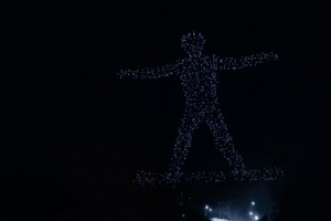 1 218 droner i militærklasse brukt til å lage gigantiske, flygende snowboardere over åpningsseremonien for den olympiske 2018 