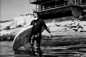 Les surfeurs honorent la vie du pionnier des combinaisons de plongée Jack O Neill avec une pagaie mondiale 
