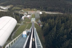 Upadek rekordu świata | Obejrzyj ogromny skocznię narciarską Johannesa Fischbacha na 140 m 