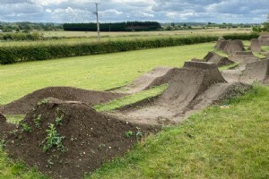 Bakgårder | Matt Jones forvandler hagen sin til terrengsykkelparadis 